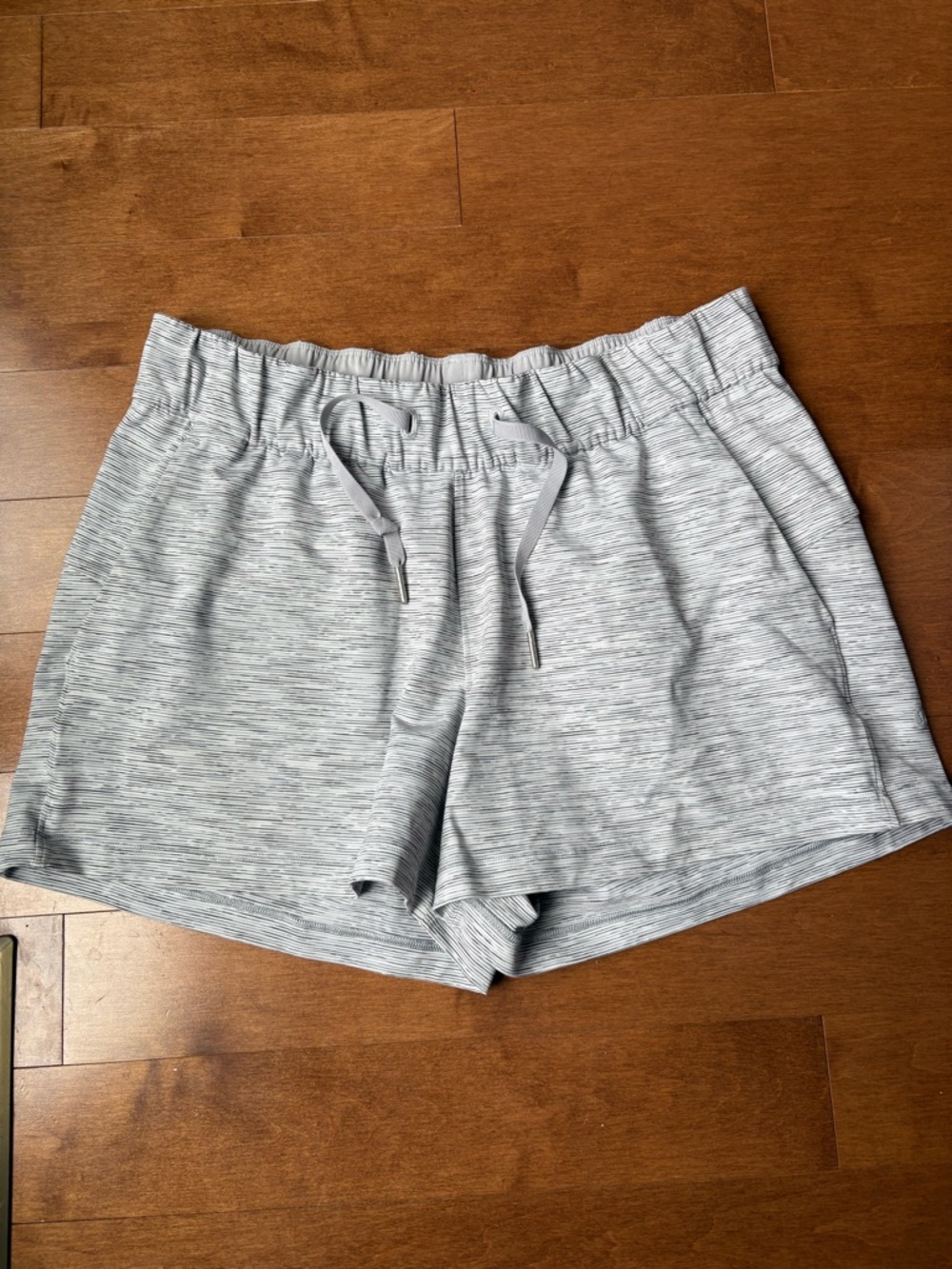 Lululemon • On The Fly Shorts 2.5” • Size 8